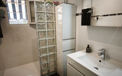 Bungalow de esquina totalmente renovado con gran jardín.